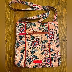 🩷🤍VERA BRADLEY PINK AND WHITE FLORAL HIPSTER CROSSBODY PURSE 💕